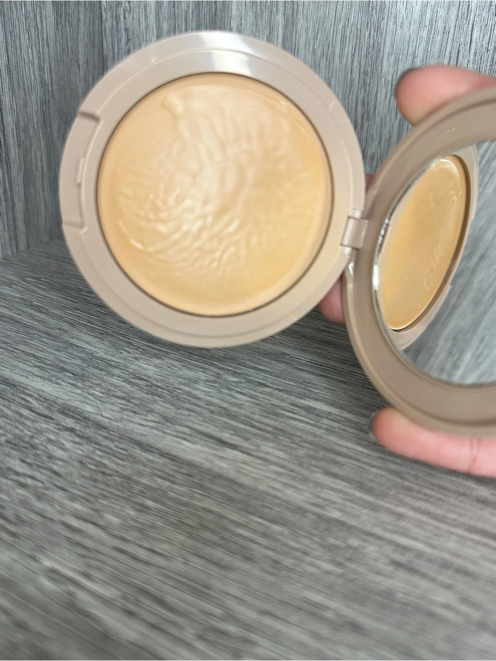 No Makeup Makeup Foundation with Brush- Light/Medium Shade